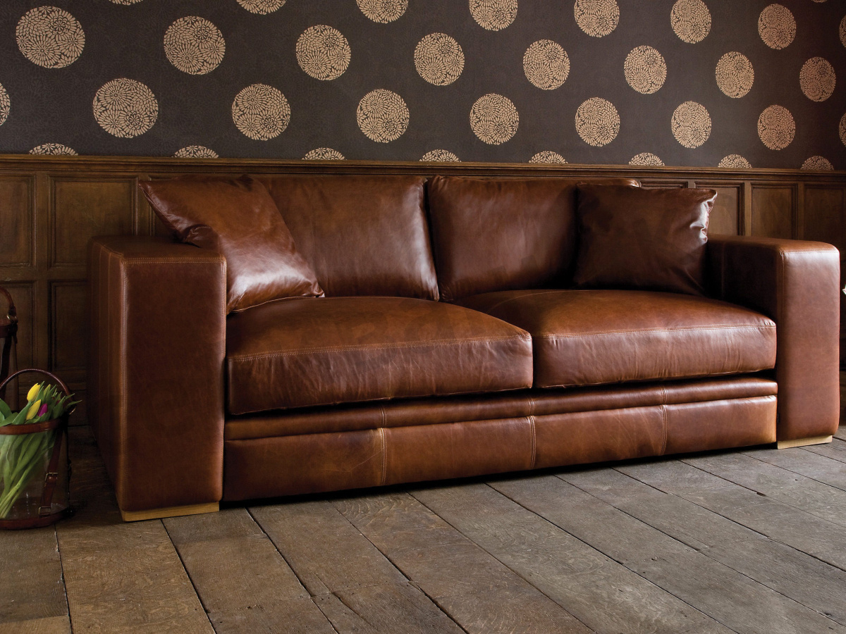 фото коричневого дивана